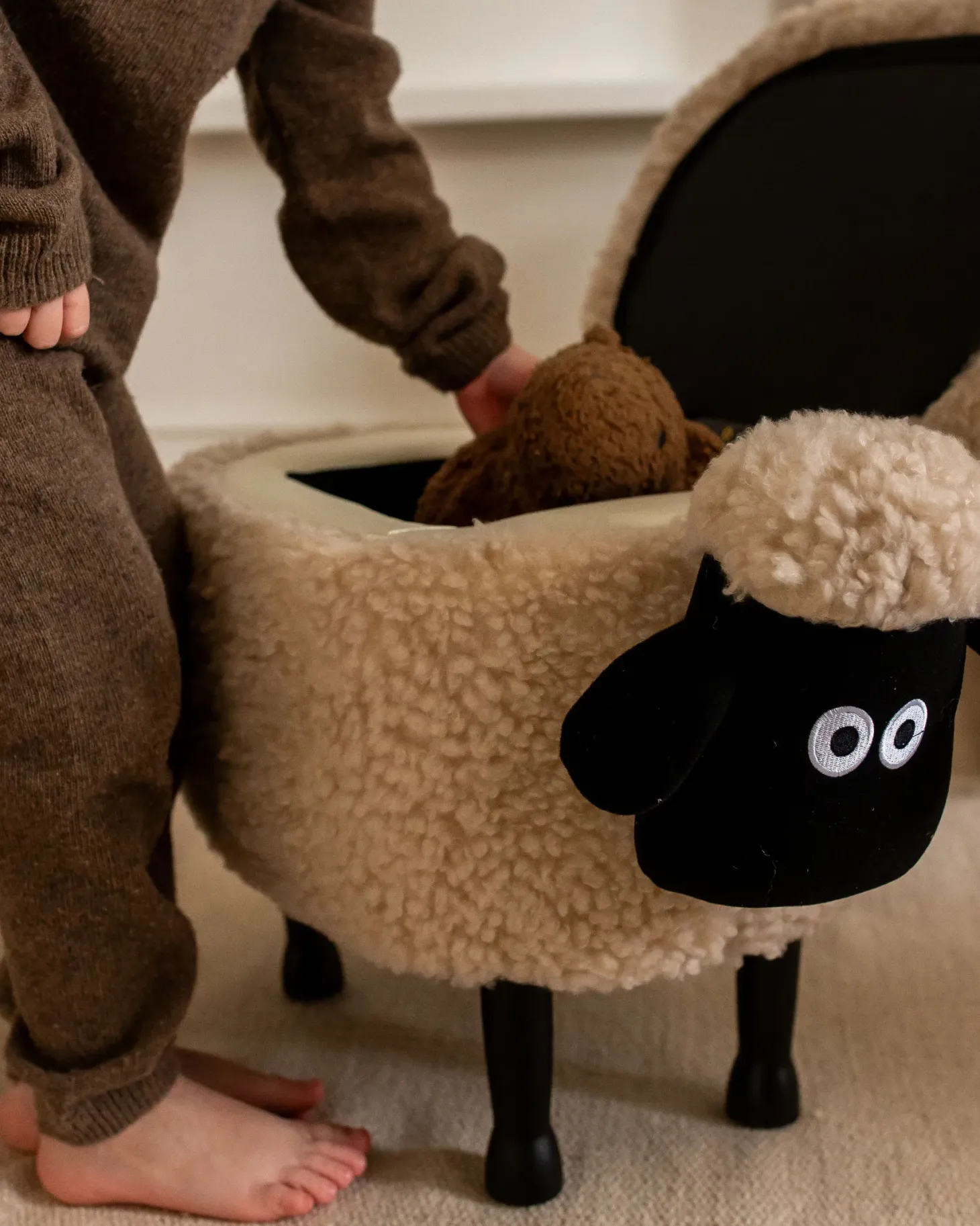 Pufa zwierzak ze schowkiem SHEEP Jasnobeżowy Baranek