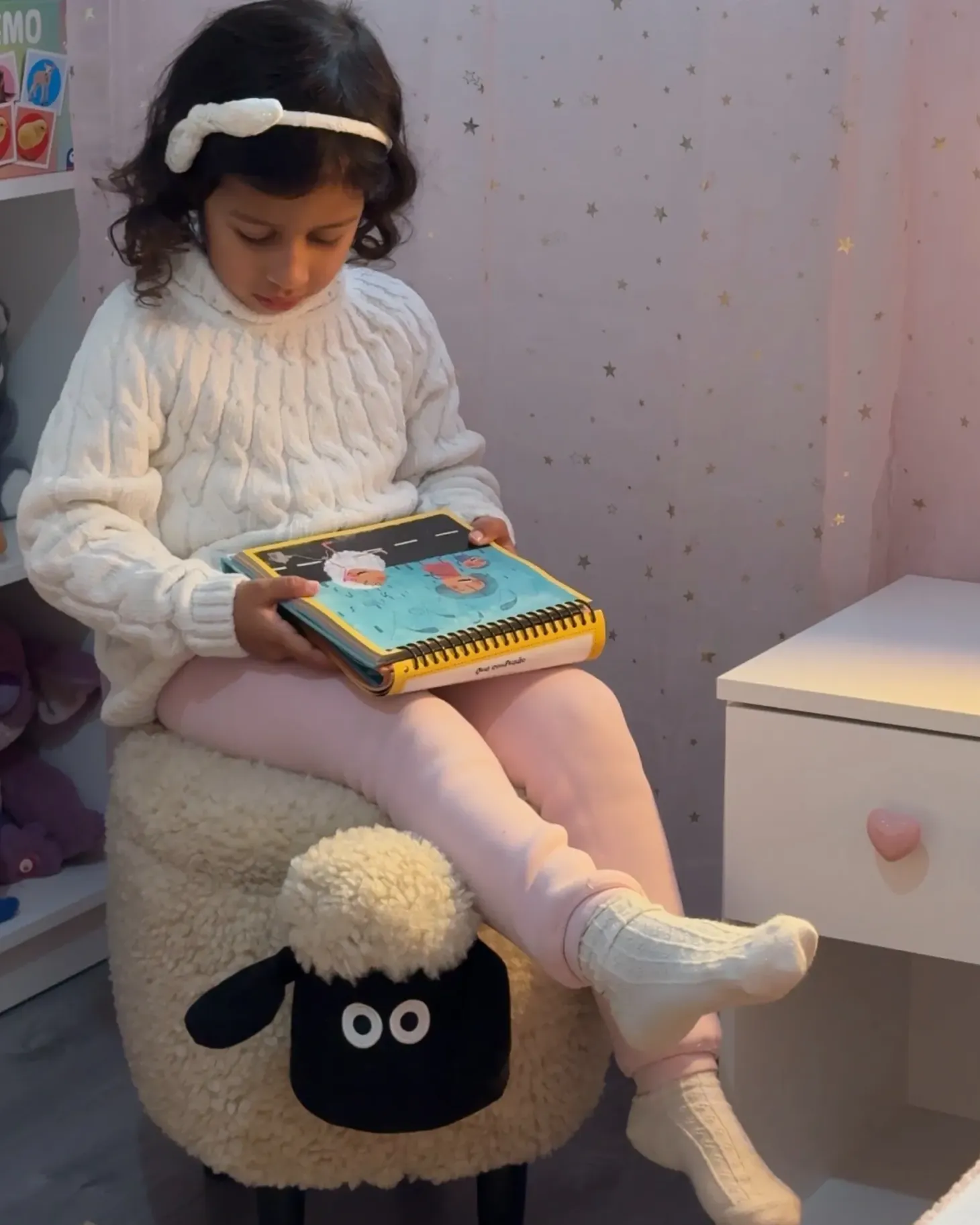 Pufa zwierzak ze schowkiem SHEEP Jasnobeżowy Baranek