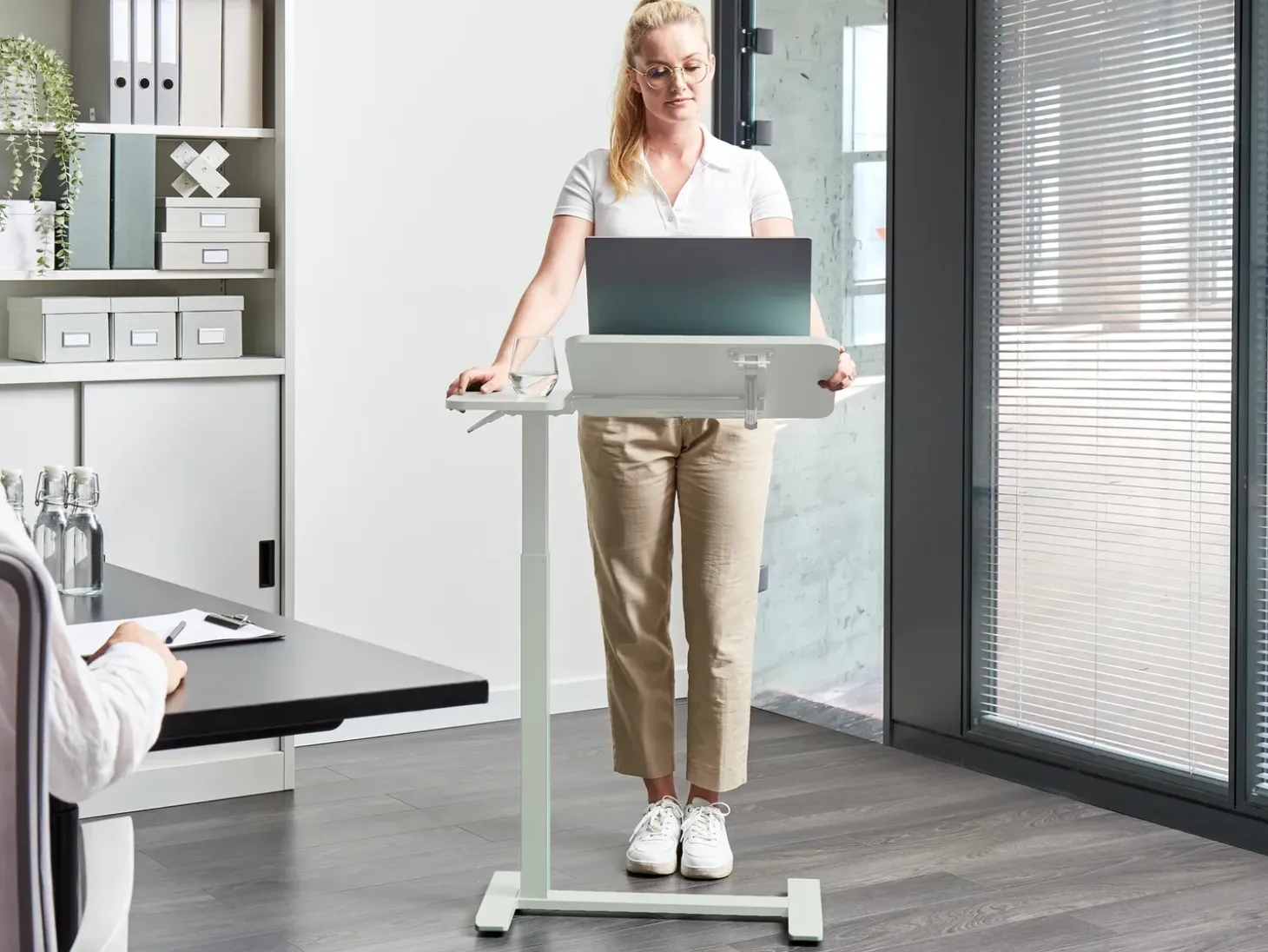 Hot Regulowany stolik pod laptopa SCHOLA Jasno 70 cm 40 cm Wszystkie Biurka|Biurka Z Regulacją Wysokości