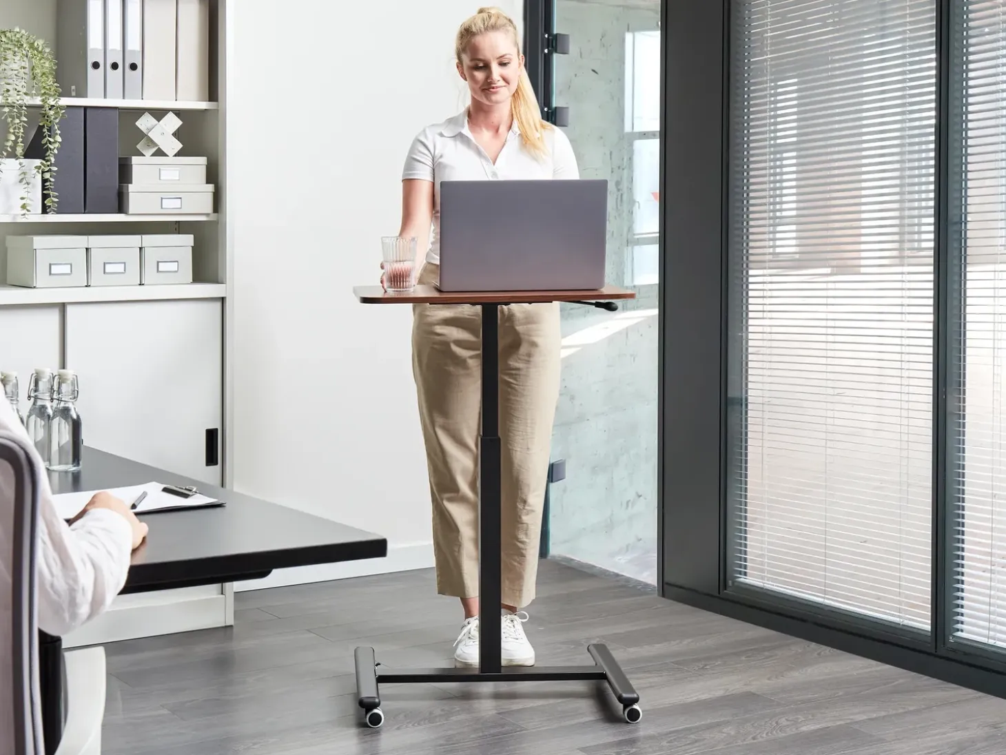 Sale Regulowany stolik pod laptopa ACADEMIA Ciemnobrązowy 65 cm 48 cm z kółkami Wszystkie Biurka|Biurka Z Regulacją Wysokości