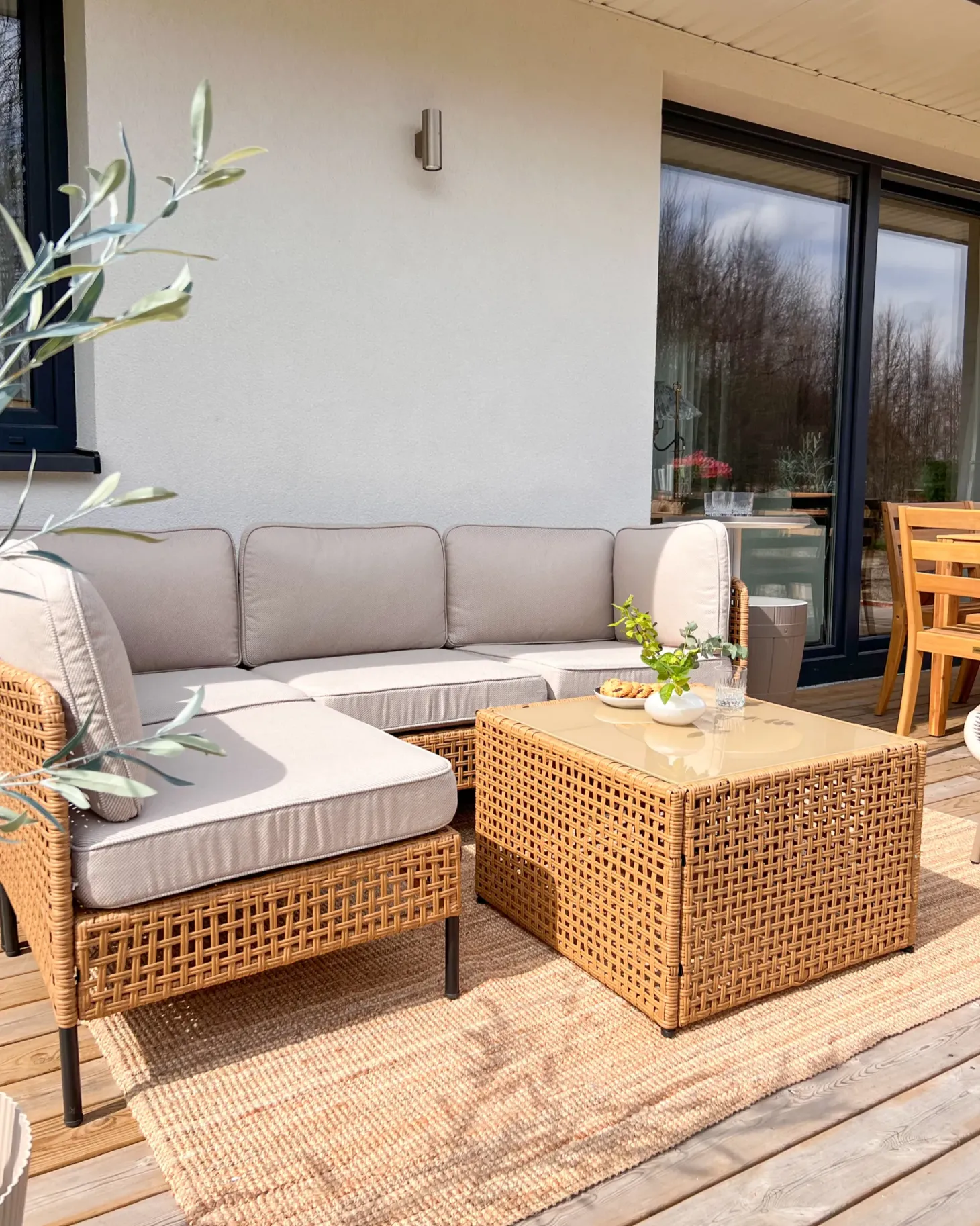 Sofa ogrodowa ze stolikiem dla 4 osób OMEGANA Jasnobeżowy Technorattan Modułowy