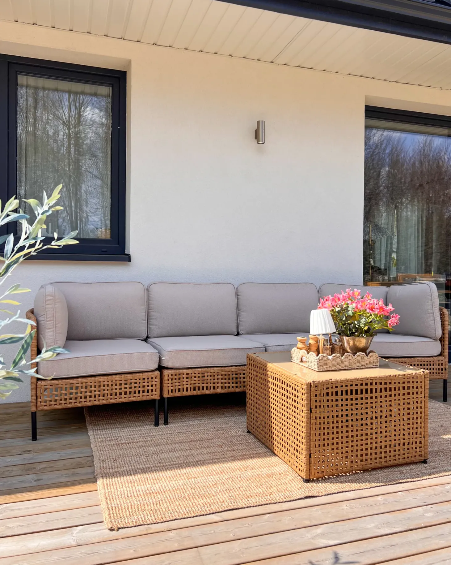 Sofa ogrodowa ze stolikiem dla 4 osób OMEGANA Jasnobeżowy Technorattan Modułowy