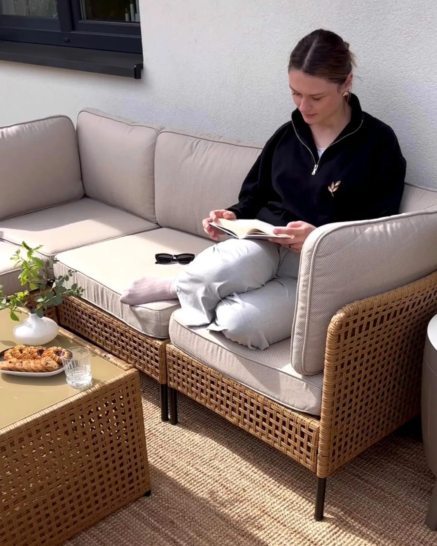 Sofa ogrodowa ze stolikiem dla 4 osób OMEGANA Jasnobeżowy Technorattan Modułowy