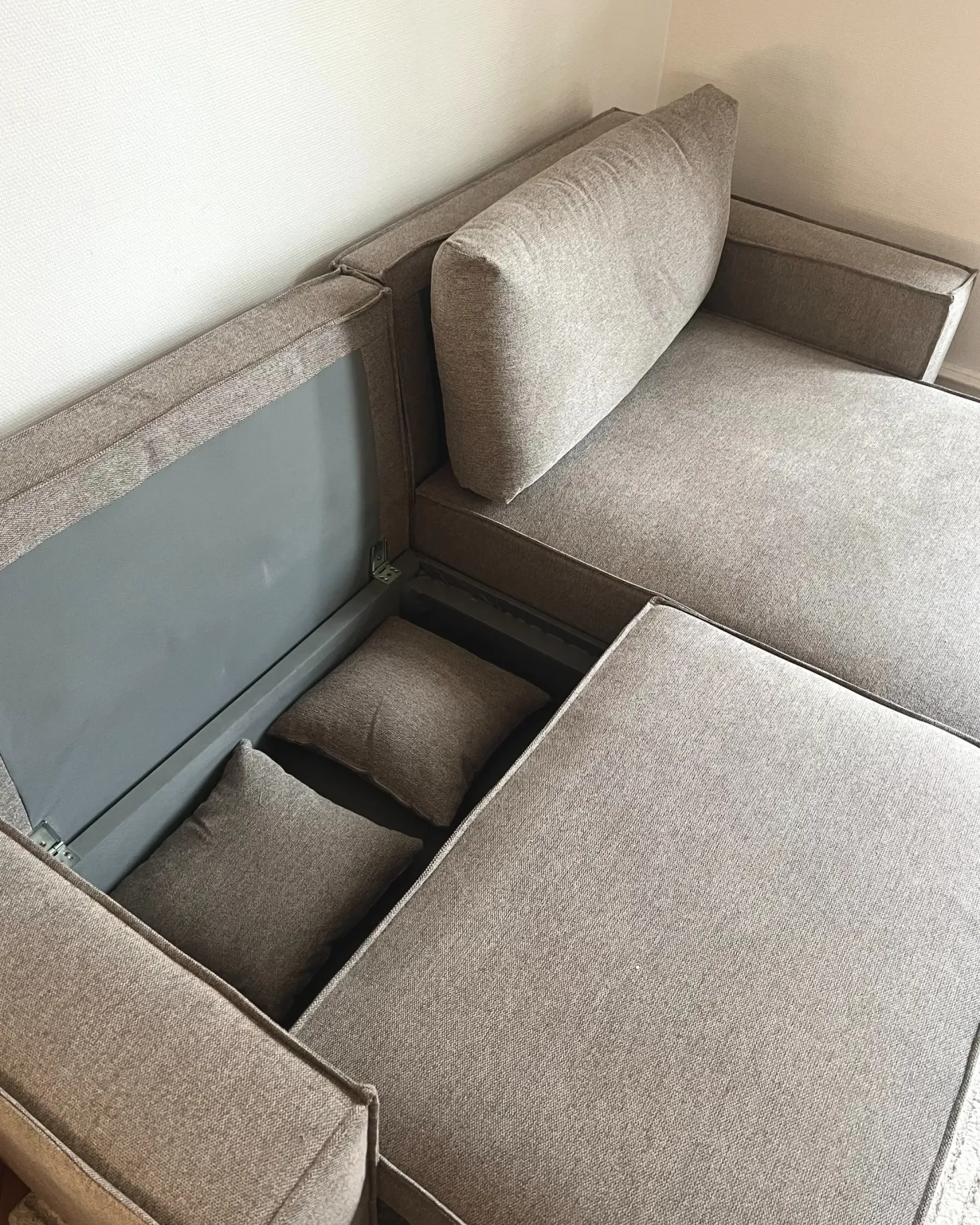 Sofa rozkładana dla 3 osób KARILA Beżowoszary ze schowkiem Lewostronny
