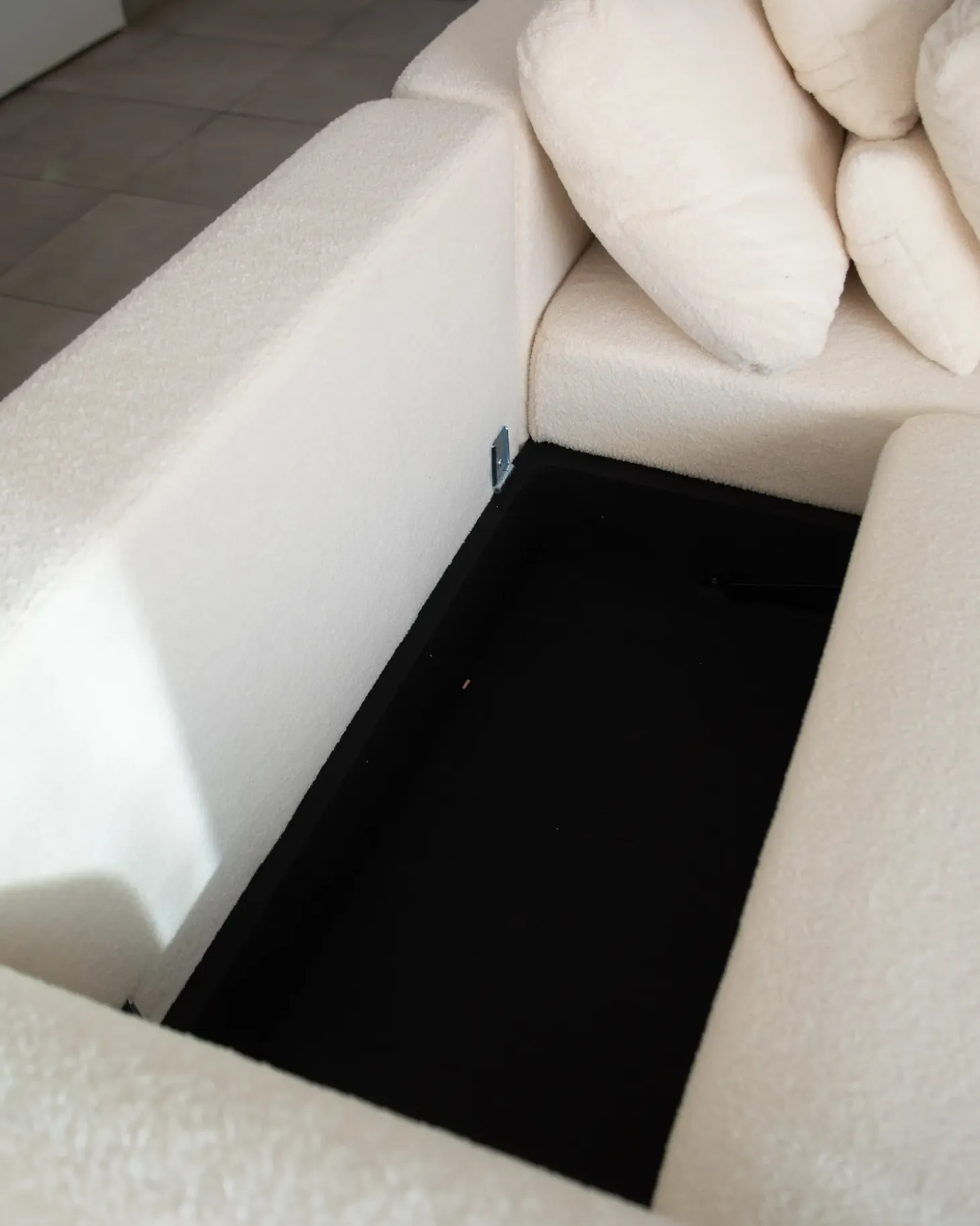 Hot Sofa rozkładana dla 3 osób VAXHOLM Boucle Złamana biel ze schowkiem Sofy Z Funkcją Spania|Wszystkie Sofy