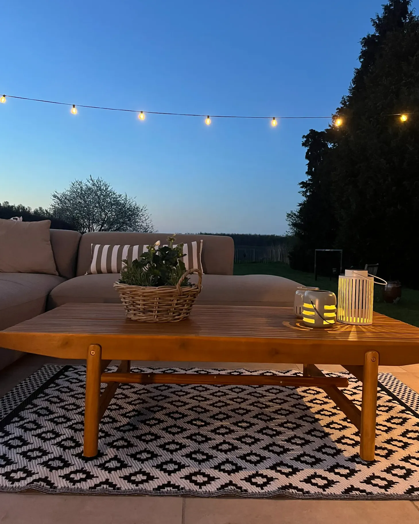 Stolik kawowy ogrodowy GIAVENO 145 cm 79 cm Drewno akacjowe Brązowy
