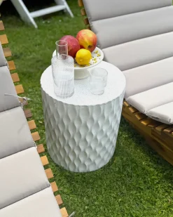 Stolik pomocniczy ANTELAO 37 cm 37 cm Efekt lastryko Białe lastryko