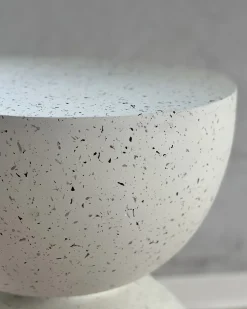 Stolik pomocniczy CAORIA 40 cm 40 cm Efekt lastryko Złamana biel