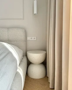 Stolik pomocniczy CAORIA 40 cm 40 cm Efekt lastryko Złamana biel