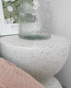 Stolik pomocniczy CAORIA 40 cm 40 cm Efekt lastryko Białe lastryko