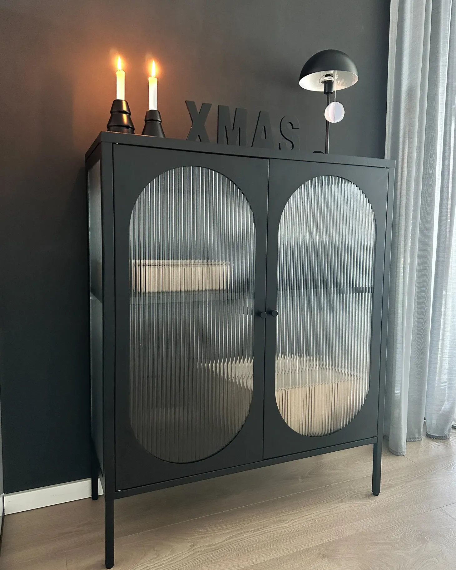 Szafka ze szklanymi drzwiami SARRE Metal 90 cm Czarny