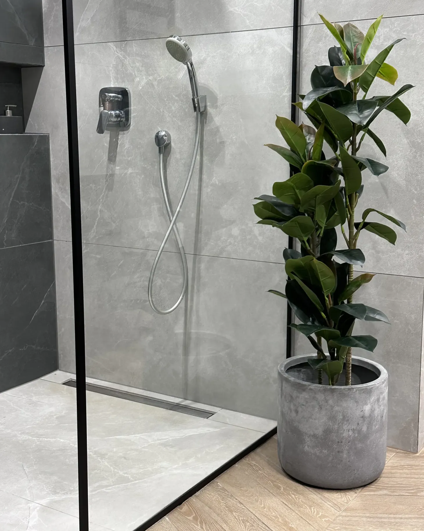 Sztuczna roślina FICUS ELASTICA 134 cm Zielony