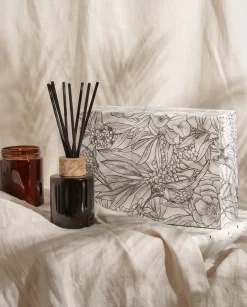 Świeczka zapachowa z patyczkami zapachowymi DARK ELEGANCE 9 cm Brązowy