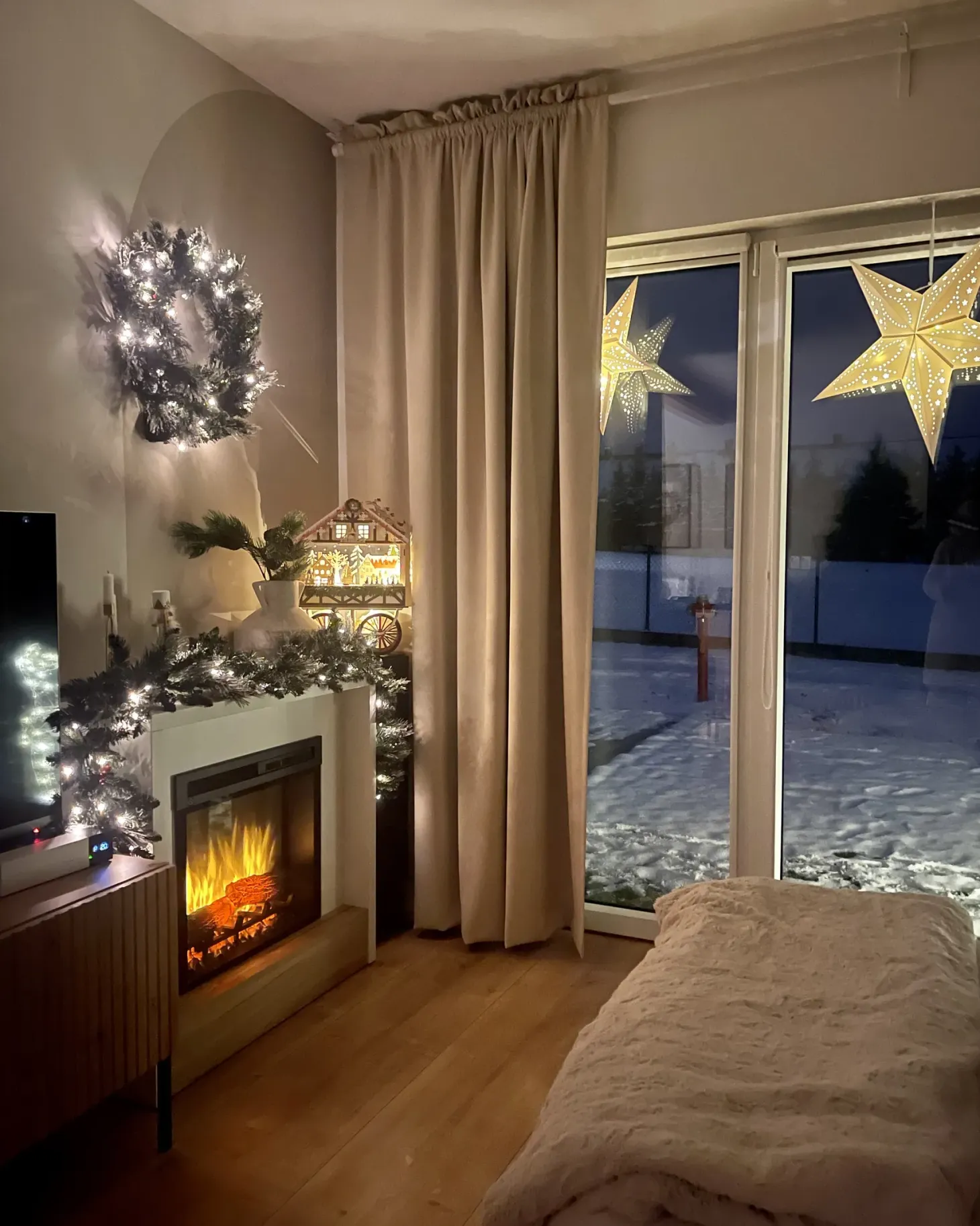 Zestaw 2 dekoracji wiszących LED MOTTI Gwiazda 60 cm Biały