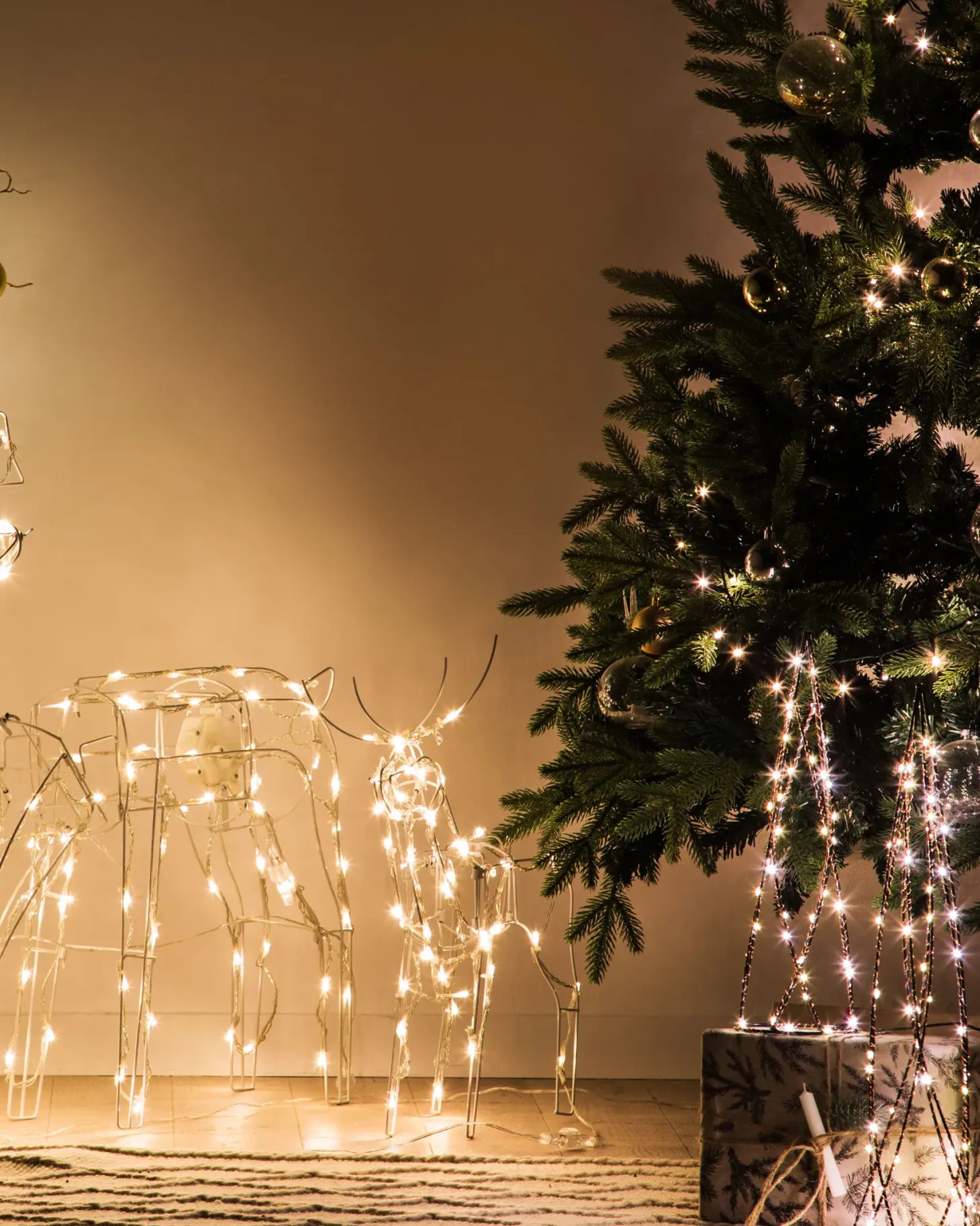 Zestaw 2 dekoracji świątecznych LED NEIDEN Choinka 52/38 cm Srebrny