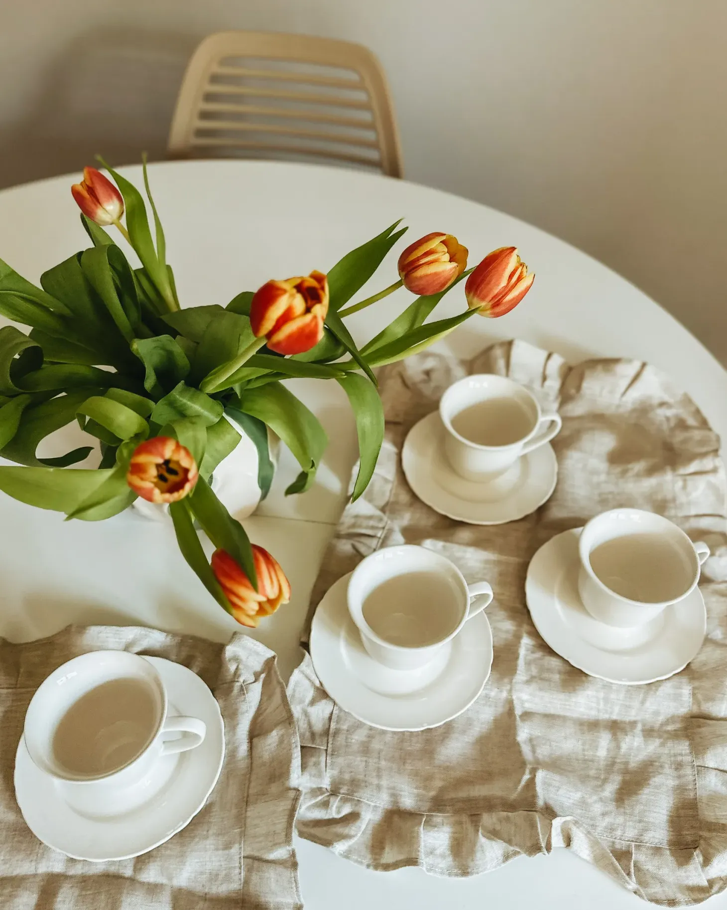 Zestaw 4 filiżanek ze spodkami ELDERBERRY Porcelana Biały
