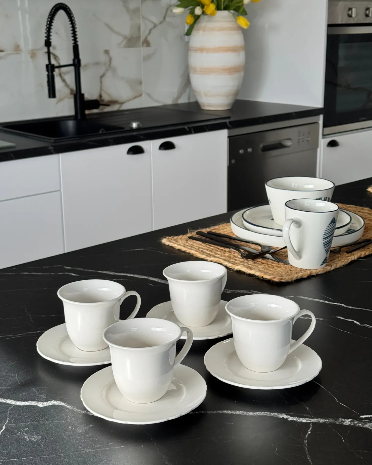 Zestaw 8 filiżanek ze spodkami ELDERBERRY Porcelana Biały