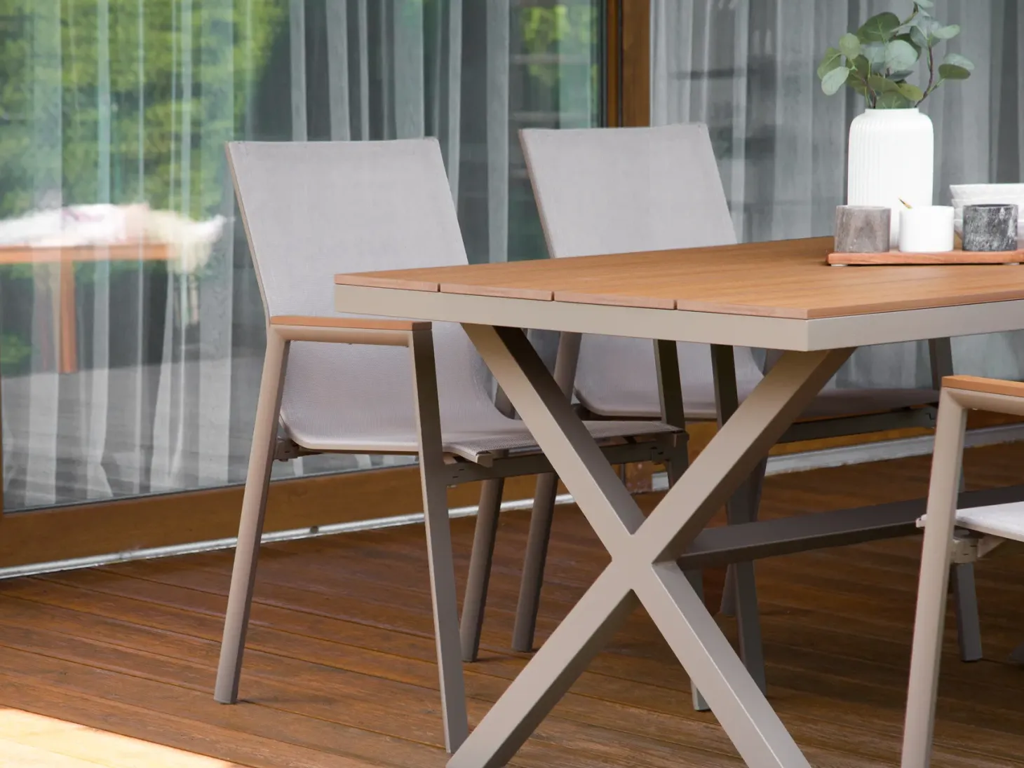Zestaw ogrodowy dla 4 osób TIANO Szary Metal