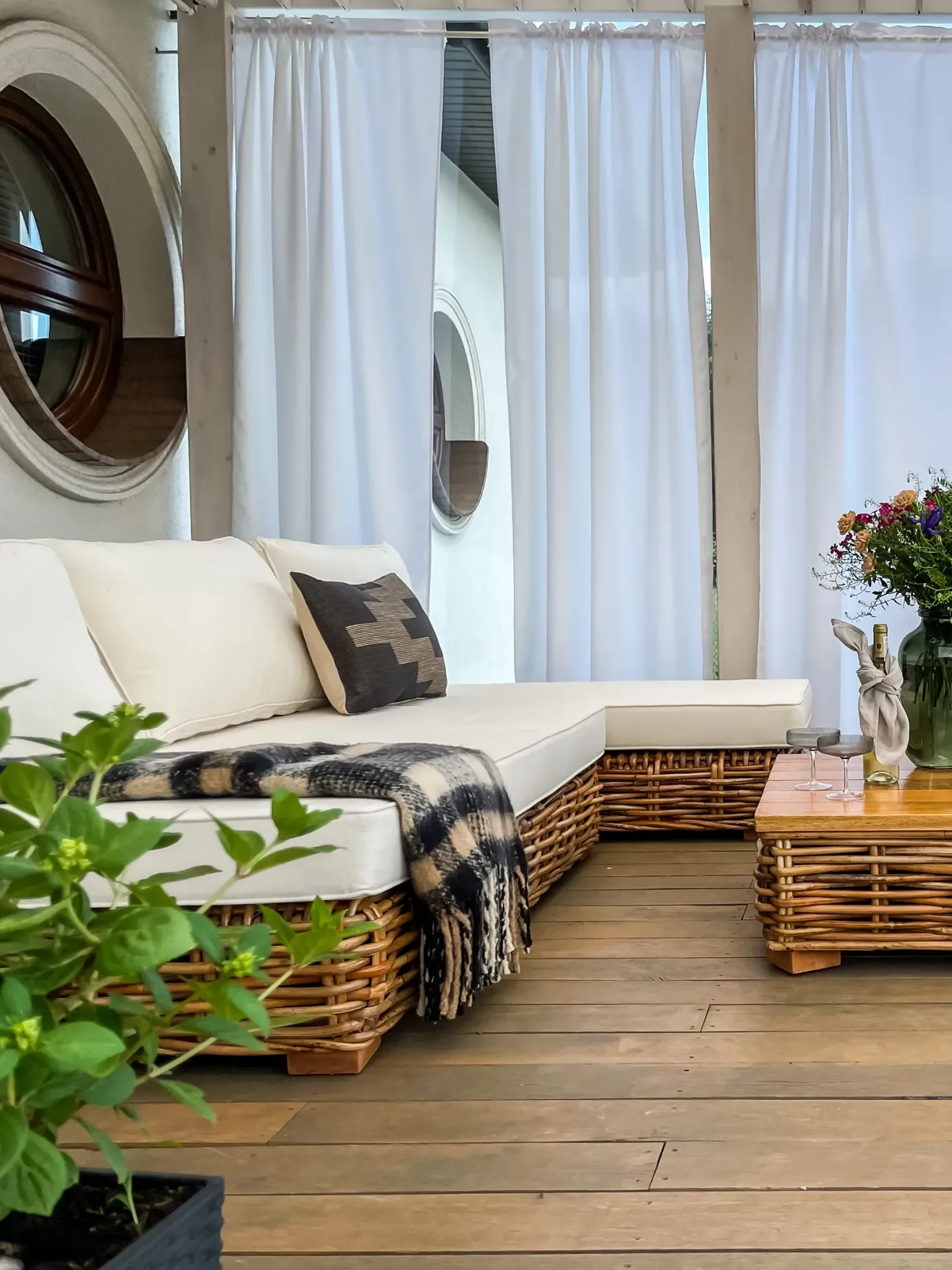 Zestaw ogrodowy ze stolikiem dla 4 osób VARALLO Prawostronny Naturalny Rattan Modułowy