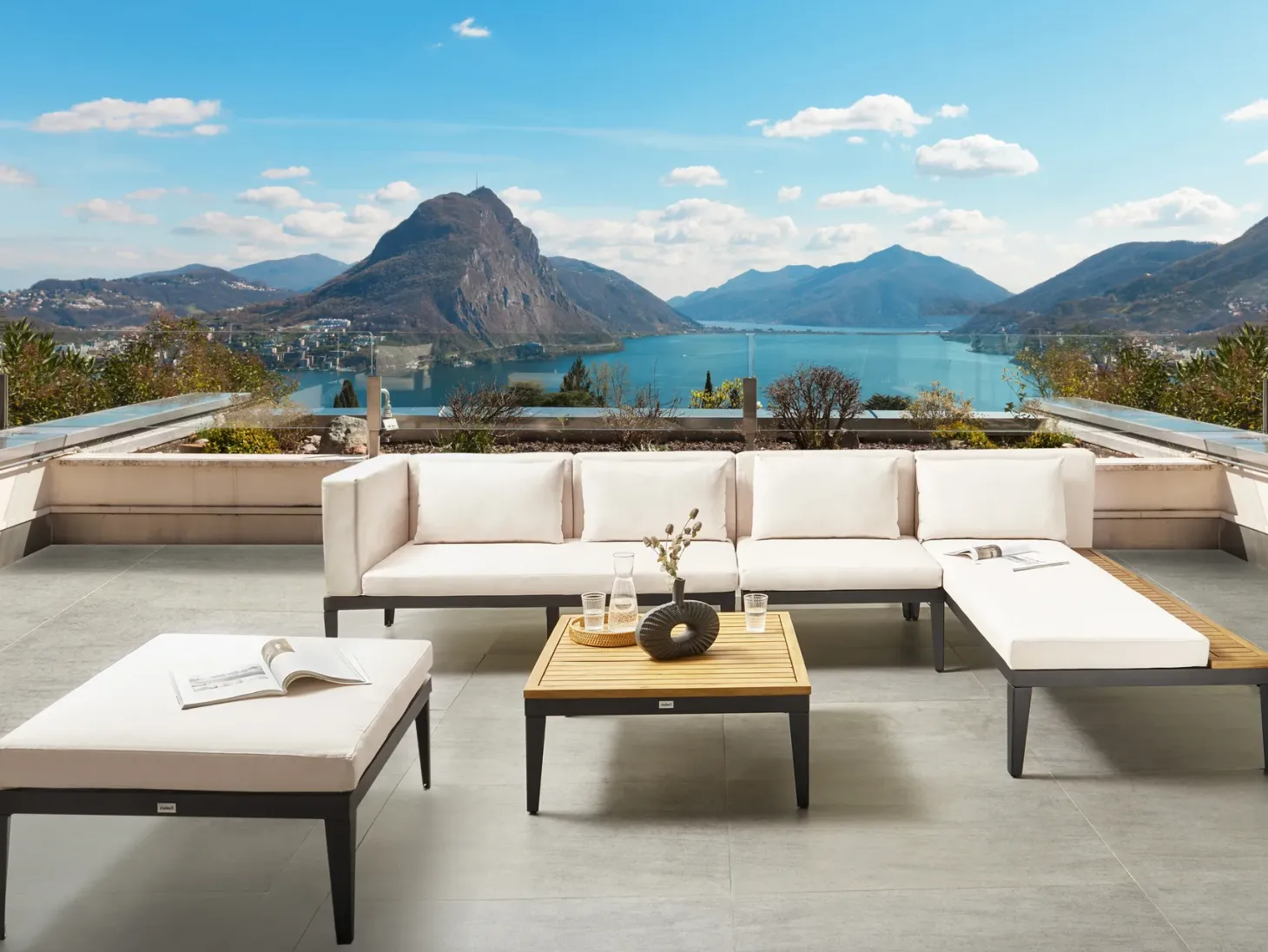 Zestaw ogrodowy ze stolikiem i otomaną dla 4 osób BRACCIANO Lewostronny Jasnobeżowy Certyfikowane drewno akacjowe