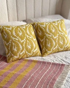 Zestaw 2 poduszek dekoracyjnych PRIMULA Bawełna 45 x 45 cm Musztardowy Ikat