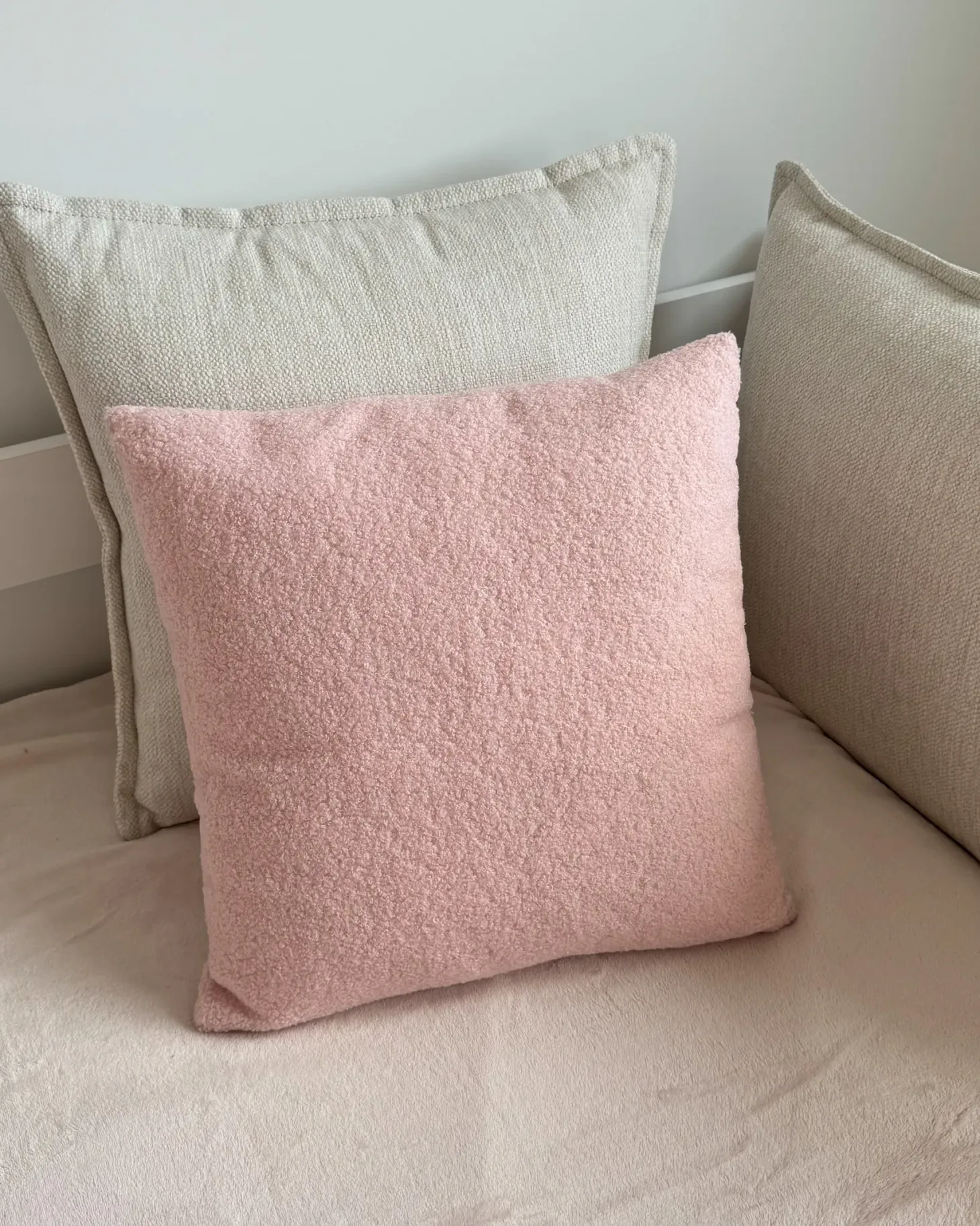 Zestaw 2 poduszek dekoracyjnych LEUZEA Boucle 45 x 45 cm Pastelowy róż Jednolity