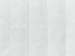 Zestaw 2 poduszek dekoracyjnych RAKYA Sztuczne futro 45 x 45 cm Biały W paski