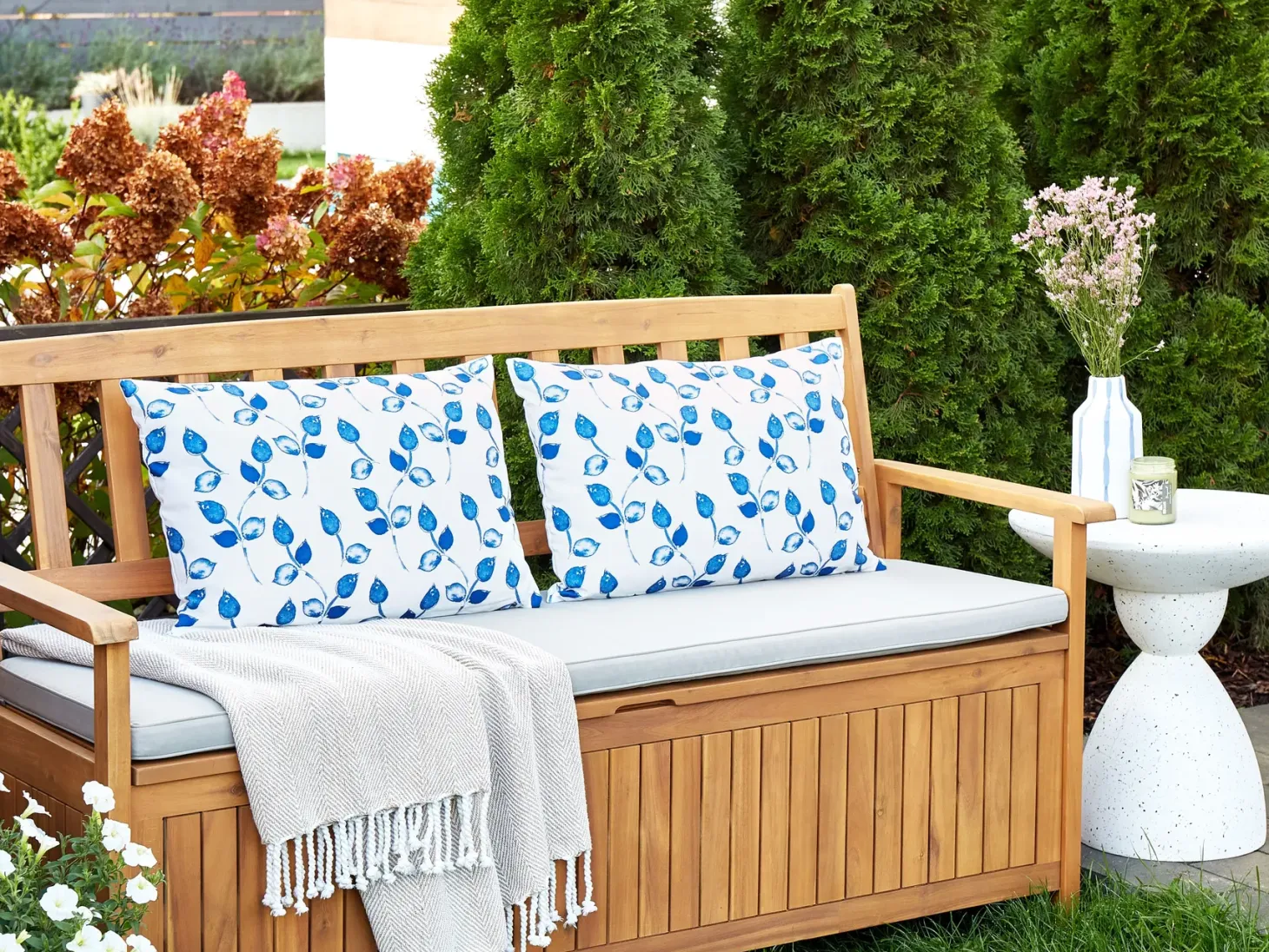 Zestaw 2 poduszek ogrodowych TORBORA Wzór roślinny 40 x 60 cm Biały Niebieski