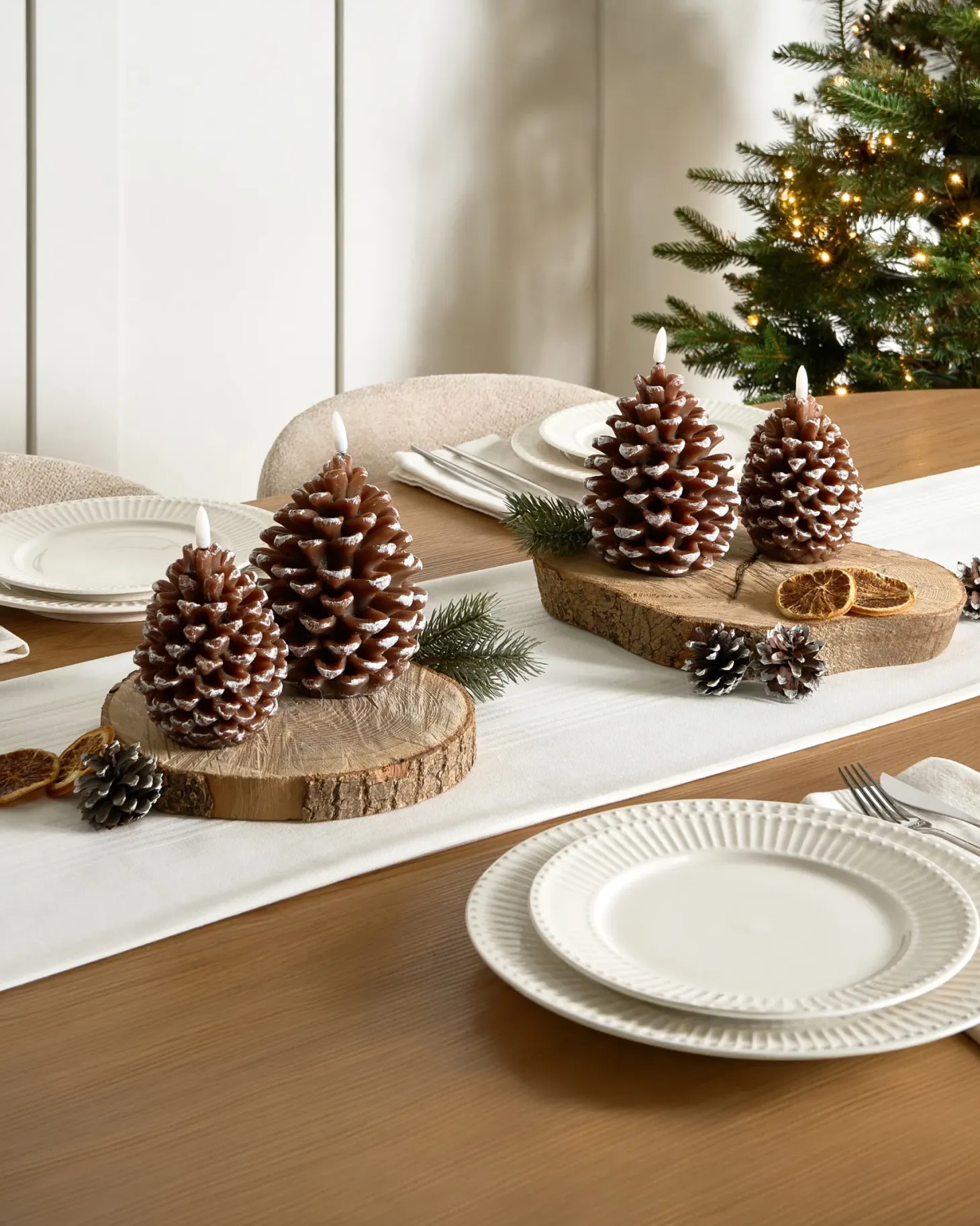 Zestaw 4 świec LED IVRESSE Szyszka 15/12 cm Brązowy