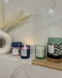 Zestaw 3 świeczek zapachowych COLORFUL BARREL Wosk sojowy Świeże nuty Nuty kwiatowe